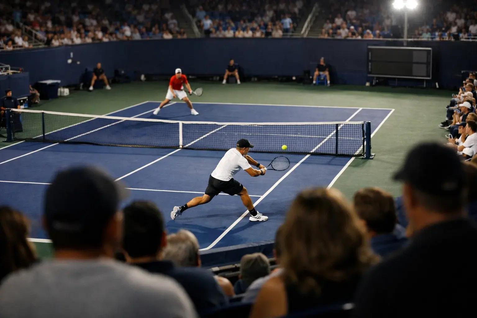 Match de tennis en cours vu depuis les tribunes avec le public captivé
