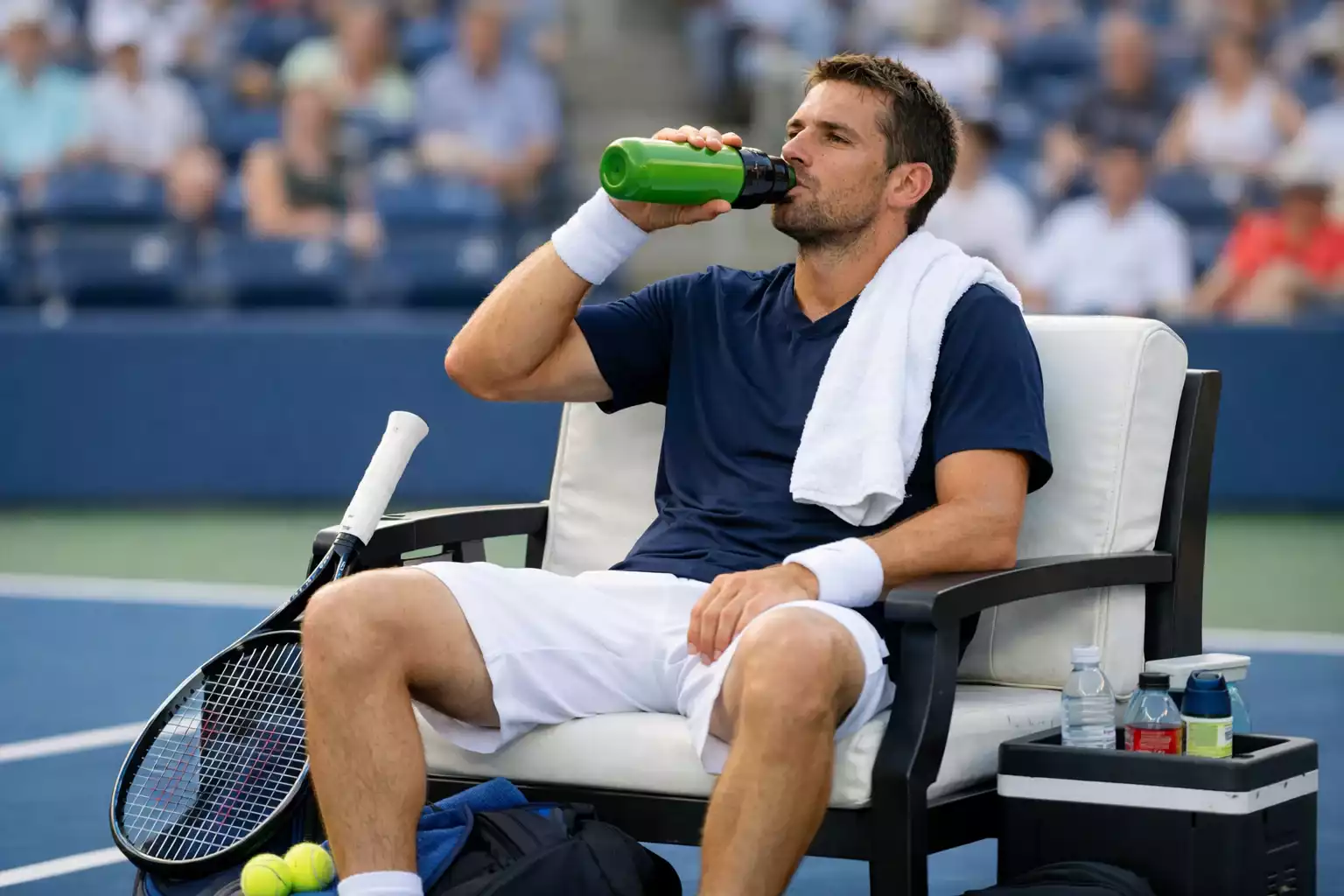 Joueur de tennis faisant une pause entre les sets